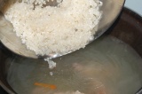 Шаг 5. Добавить в бульон промытый рис и варить еще 15 минут.