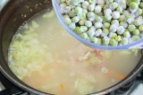 Шаг 7. Добавить сельдерей и горошек в суп за минуту до готовности.
