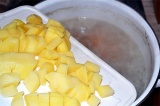 Шаг 3. Порезать картофель, добавить в кипящую воду.
