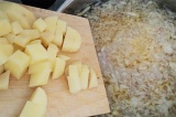 Шаг 7. Через 10–15 минут в бульон добавить картофель.