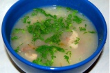 Готовое блюдо: ячневый суп с солеными огурчиками