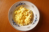 Шаг 6. Яйца размять, смешать с луком, добавить сметану, соль и перец. Перемешать