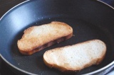 Шаг 1. Хлеб обжарить на сковороде с обеих сторон.
