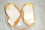 Шаг 5. Плавленый сыр уложить поверх яблок. Подрумянить в духовке.