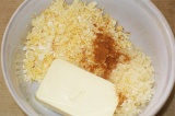 Шаг 4. Перемешать яйца с сыром, добавить сливочное масло и красный перец.