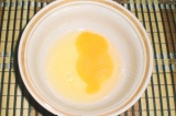 Шаг 3. В тарелке разбить яйцо.