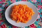 Шаг 2. Отварить морковь и натереть на терке.