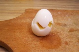 Шаг 6. Фигурно разрезать яйцо пополам.