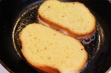 Шаг 5. Положить хлеб на сковороду с растопленным маслом.