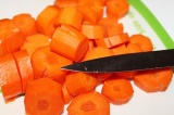 Шаг 2. Вареную морковь порезать на кусочки.