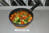 Шаг 5. Добавить томатную воду со специями к овощам. Тушить под крышкой 10 минут.