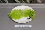 Шаг 4. Выложить листья салата.
