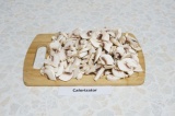 Шаг 3. Вымыть и нарезать на пластины грибы. Обжарить лук и грибы на растительном