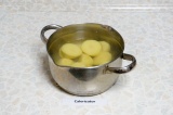Шаг 1. Картофель вымыть, очистить, положить в кастрюлю с кипящей подсоленной во
