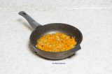 Шаг 4. На разогретой с растительным маслом сковороде обжарить лук с морковью.