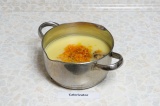 Шаг 6. Положить в суп обжаренные лук с морковью и грибы.