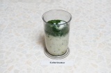 Шаг 3. Зелень соединить с солью и размять, влить кефир, минеральную воду и сок