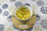 Шаг 2. Отварной картофель размять в пюре с добавлением одного сырого яйца.