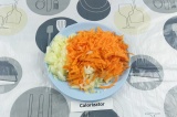 Шаг 4. Нарезать лук, а морковь натереть на терке.