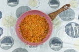 Шаг 5. Пассеровать лук и морковь отдельно от свеклы на растительном масле.