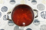 Шаг 7. Добавить в суп зажарку из моркови и лука, а затем свеклу. Добавить мясо