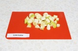Шаг 3. Банан и яблоко вымыть, очистить банан от кожуры и нарезать фрукты небольш