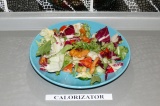 Готовое блюдо: салат овощной с креветками