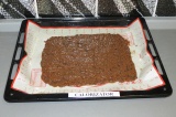 Шаг 5. Распределить тесто на коврике и поставить в духовку при 170 градусах на