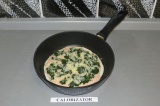 Шаг 8. Готовить на сковороде под закрытой крышкой пока не расплавится сыр.