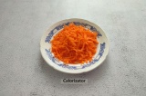 Шаг 2. Морковь помыть, почистить и крупно натереть на терке.