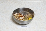 Шаг 4. Объединить орехи с семенами и гречкой, добавить чиа, яйца, растительное