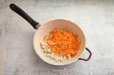 Шаг 3. В сковороду положить лук и морковь.