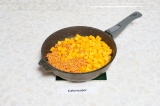 Шаг 4. Мякоть тыквы порезать небольшими кубиками и выложить на сковороду.