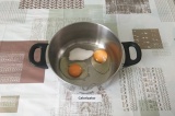 Шаг 1. Яйца взбить с сахаром до образования пенки.