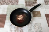 Шаг 5. На сковороде нагреть масло со специями, в течение минуты.