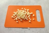 Шаг 1. Сыр нарезать маленькими кубиками.