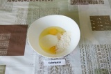 Шаг 4. В глубокую миску выложить яйца, добавить кефир, соль и немного муки.