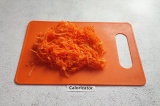 Шаг 2. Почищенную и помытую морковь натереть на крупной тёрке.