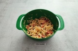 Шаг 4. В глубокой миске смешать зелень, сыр и помидоры. Это будет начинка.