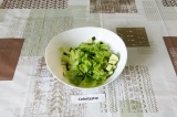 Шаг 4. В салатник выложить огурцы и листья салата.