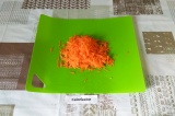 Шаг 3. Натереть морковь на крупной терке.