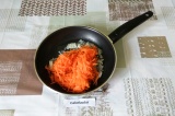 Шаг 6. Добавить морковь к луку, пассеровать еще пять минут.