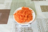 Шаг 2. Натереть морковь на самой мелкой терке.