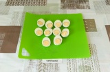 Шаг 1. Вареные яйца разрезать пополам.