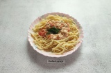 Готовое блюдо: густой соус с козьим сыром для спагетти