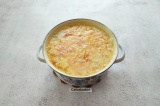 Шаг 8. В кипящий суп разбить яйца, быстро перемешивая вилкой.