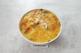Готовое блюдо: куриный суп с рисом и овощами