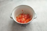 Шаг 5. В кастрюлю налить масло, 50 мл воды, положить лук, морковь и помидоры