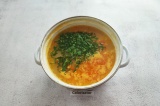 Шаг 8. Готовый суп посыпать зеленью и накрыть крышкой, дать настояться 5 минут.