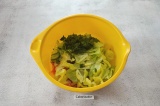 Шаг 7. Салатные листья промыть, обсушить и порвать руками, добавив их к овощам